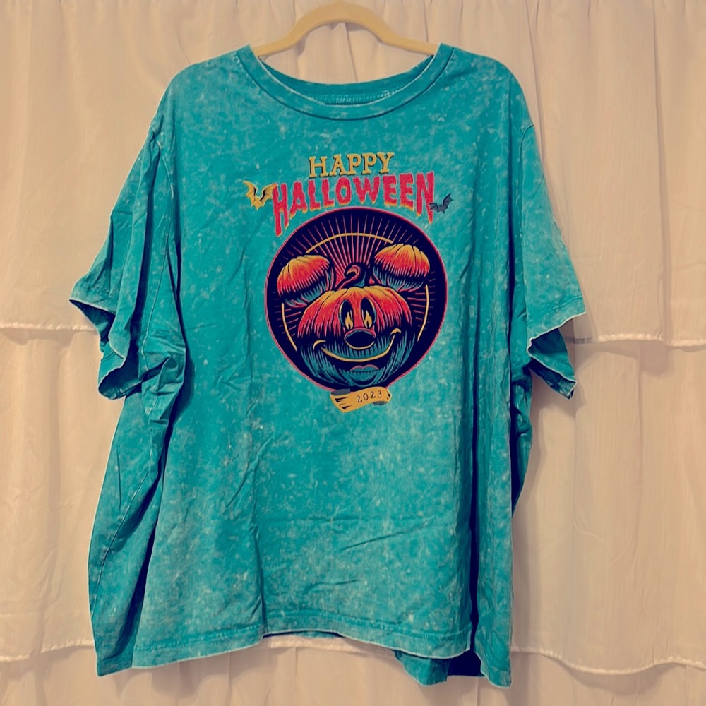 Disney World Halloween 2023 park exclusive limited edition t-shirt.
